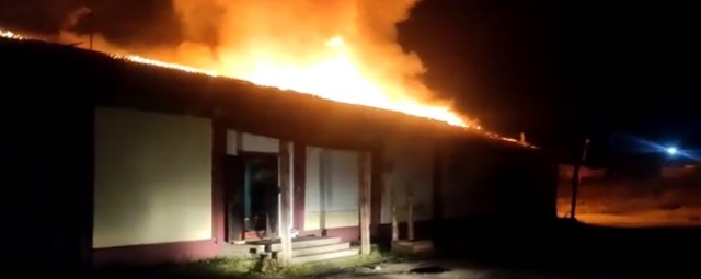 В Бурятии ночью подожгли общежитие, где жил отряд студентов из Омска
